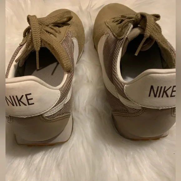 Nikes Shoes (Ladies) - Picture 5 of 6